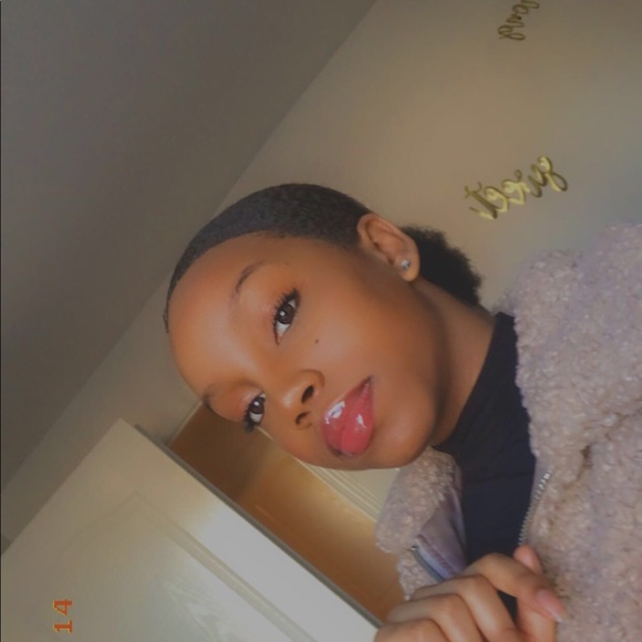 Meet your Posher, Amber - Picture 1 of 1